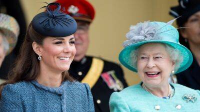 Kate Middleton Just Wore the Pearl Necklace That Queen Elizabeth Used to Wear ‘Every Day’ - www.glamour.com - London - Switzerland - county Windsor