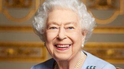 Queen Elizabeth II Smiles in Final Portrait Released Ahead of Her Funeral - www.etonline.com - Britain