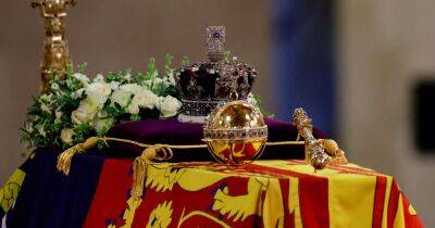 Members of the public pay final respects to Queen ahead of historic state funeral - www.ok.co.uk - county Hall
