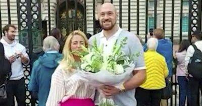 Tyson Fury and wife Paris leave a bouquet of flowers at Buckingham Palace for the Queen - www.ok.co.uk - London