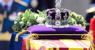 Who is walking behind the Queen's coffin during the funeral procession - www.manchestereveningnews.co.uk - city Sanctuary