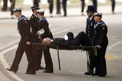 Police officer collapses, carried away on stretcher during Queen’s funeral - nypost.com - London - county Hall