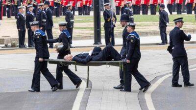 Police Officer Collapses During Queen Elizabeth II's Funeral, Is Carried Away on Stretcher - www.etonline.com - county Hall - Canada - county Thomas - city Kingston, county Thomas