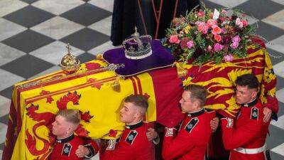 Queen Elizabeth's Funeral Flowers Had a Poignant Meaning Behind Them - www.glamour.com - Britain - county Hall