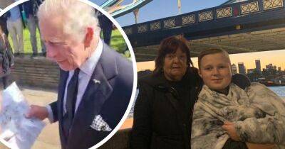 Adorable moment boy, 12, impresses King Charles with drawing during 13-hour queue to see Queen lying in state - www.manchestereveningnews.co.uk