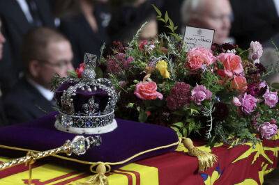 Queen Elizabeth II’s Funeral: Viewers Notice ‘Good Omen’ On Top Of Coffin - etcanada.com - Britain - county Windsor - county Andrew - county Prince Edward