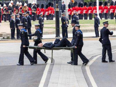 Buckingham Palace Staff Member, Police Officer Collapse During The Queen’s Funeral - etcanada.com - county Hall