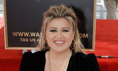 Kelly Clarkson joined by children as she accepts Walk of Fame star - hellomagazine.com - USA