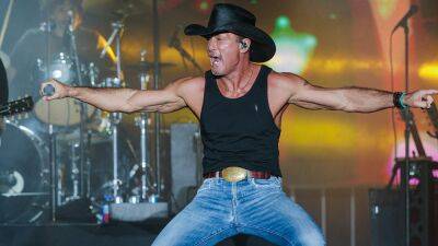 Country star Tim McGraw takes a tumble at his concert and falls into fans - www.foxnews.com - California - Ireland - Arizona