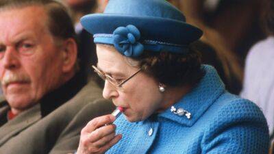 Queen Elizabeth Used Her Lipstick to Send a Secret Signal and It's Actually Genius - www.glamour.com