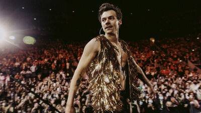 Harry Styles’ 15-Night Run at Madison Square Garden Celebrated With Banner Dedication, Feather Boas for All - variety.com - city Everytown