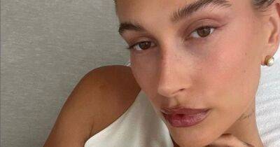 Hailey Bieber has now introduced ‘chocolate ganache nails’ – here’s how to copy the trend - www.ok.co.uk - Poland
