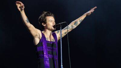 Harry Styles Moved to Tears As Gayle King Presents Him With Madison Square Garden Banner - www.etonline.com - New York