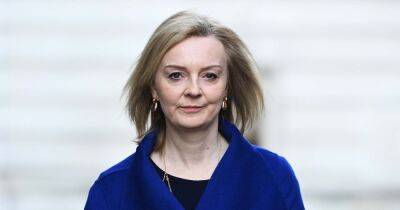 Liz Truss hits out after critics slam tax cuts as 'for the rich' and pound plummets to 37-year low - www.manchestereveningnews.co.uk - Britain