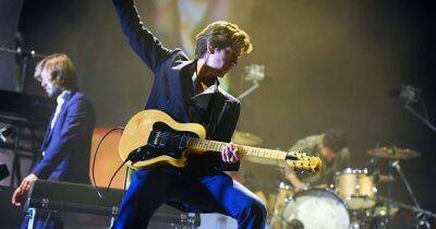 Arctic Monkeys' fans quoted £300+ for hotel stays for Manchester 2023 show - www.manchestereveningnews.co.uk - Britain - Manchester - city Media