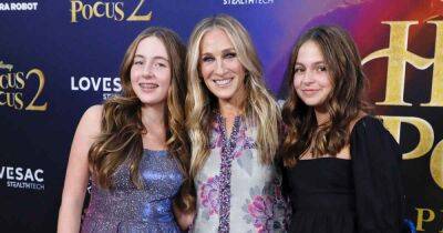 Sarah Jessica Parker’s Twin Daughters Make Rare Appearance Alongside Her and Matthew Broderick at ‘Hocus Pocus 2’ Premiere - www.usmagazine.com - New York - county Parker - city Sanderson