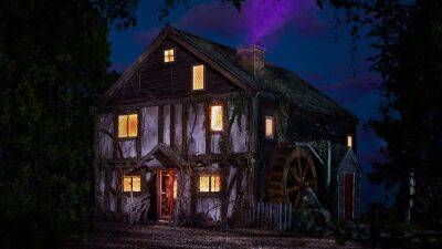 You Can Stay in a Haunted ‘Hocus Pocus’-Inspired Cottage From Airbnb… If You Dare - thewrap.com - state Massachusets - city Sanderson - city Salem