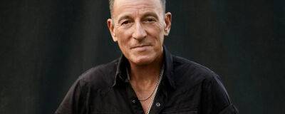 One Liners: Bruce Springsteen, Warner Music, Arctic Monkeys, more - completemusicupdate.com