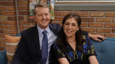 Mayim Bialik and Ken Jennings on Sharing 'Jeopardy!' Duties and His 'Call Me Kat' Appearance (Exclusive) - www.etonline.com - Jordan - county Clark - city Louisville - county Leslie