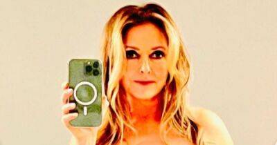 Carol Vorderman dons nothing but towel in new mirror selfies as she calls herself a 'commoner' - www.manchestereveningnews.co.uk - Portugal