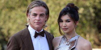 Gemma Chan Quickly Fixes Chris Pine's Outfit Before The 'Don't Worry Darling' Premiere - www.justjared.com - Italy
