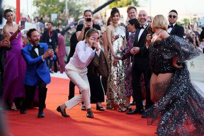 Chris Pine Has The Internet Talking Again After Taking Snaps Of Florence Pugh With A Disposable Camera At Venice Film Festival - etcanada.com