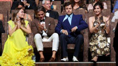 Fans Think Harry Styles Spit on Chris Pine at the 'Don't Worry Darling' Premiere: See the Viral Moment - www.etonline.com - USA - Italy - city Venice - county Pine