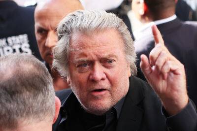 Steve Bannon Surrenders To Face New York State Charges Alleging Donor Fraud - deadline.com - Mexico - New York