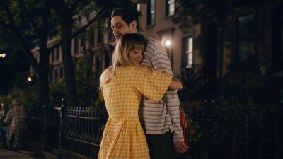 Pete Davidson and Kaley Cuoco Share a Groundhog Day Romance in Time-Traveling Trailer for ‘Meet Cute’ (Video) - thewrap.com - New York - county Davidson - Beyond