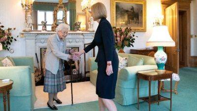 See Queen Elizabeth's Final Public Appearance Appointing British Prime Minister Liz Truss - www.etonline.com - Britain - Scotland