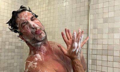 David Schwimmer teases Jennifer Aniston with a shower picture ahead of her LolaVie release - us.hola.com