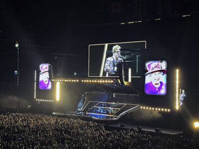 Sir Elton John Pays Emotional Tribute To The Queen At His Final Toronto Show: ‘She’s Been With Me All My Life’ - etcanada.com - Britain - Scotland - Centre - county Rogers