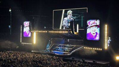 Elton John honors Queen Elizabeth during Toronto concert - www.foxnews.com - Scotland - Centre - county Rogers
