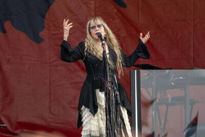 Stevie Nicks Dedicates Moving Performance Of ‘Landslide’ To The Queen - etcanada.com - New York - Illinois - county Garden - county Highland