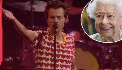 Harry Styles Honors Queen Elizabeth II During NYC Show - perezhilton.com - Britain - Scotland - county Garden - county York - city New York, county Garden