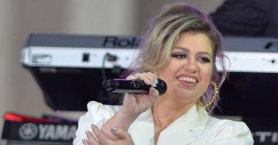 Dolly Parton is an inspiration to all women, says Kelly Clarkson - www.msn.com
