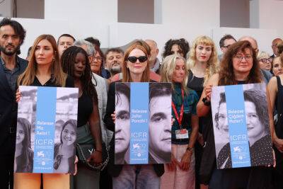 Julianne Moore And Audrey Diwan Lead Red Carpet Protest In Support Of Jafar Panahi — Venice - deadline.com - Iran - city Tehran