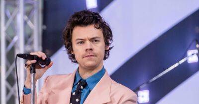 Harry Styles stops concert to lead round of applause in tribute to Queen after her death - www.ok.co.uk - Britain - Scotland - county Buckingham - county Garden - county York - county King And Queen - city New York, county Garden