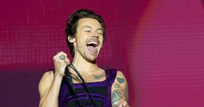 Harry Styles leads fans in applause for Queen Elizabeth - www.msn.com - New York - county King And Queen