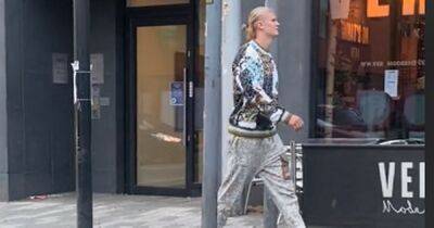 Man City star Erling Haaland begged to join Manchester United as he strolls down the street - www.manchestereveningnews.co.uk - Manchester