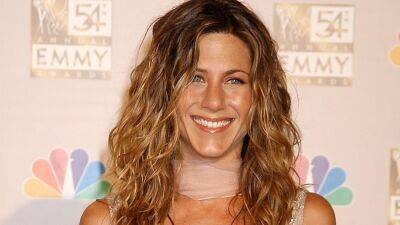 Jennifer Aniston's 2002 Emmys Beach Waves Are Still the GOAT - www.glamour.com