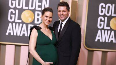 Hilary Swank Showcased Her Baby Bump at the 2023 Golden Globes—See Pics - www.glamour.com - Los Angeles - state Alaska - county Ozark