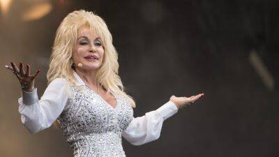 Let's Put the Dolly Parton Glove Theory to Rest - www.glamour.com - California - Los Angeles, state California