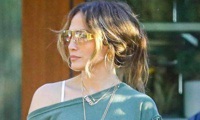Jennifer Lopez spotted with ‘JENNIFER’ necklace instead of her usual ‘BEN’ nameplate for Ben Affleck - us.hola.com - Los Angeles - Los Angeles - Malibu