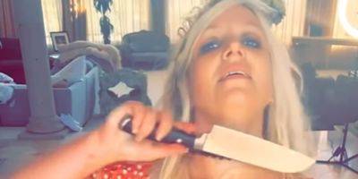 Britney Spears Dances With 'FAKE' Knives Again Amid Memoir Bombshells - www.justjared.com
