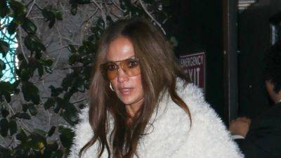 Jennifer Lopez Paired Her Baggy Jeans With a Massive Coat for Date Night - www.glamour.com - Los Angeles
