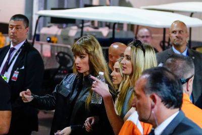 Taylor Swift Leaves Chiefs Game With Sophie Turner As Travis Kelce Exits Separately - etcanada.com - New York - New York - Kansas City