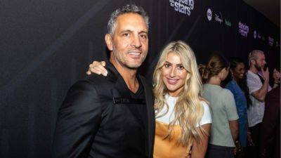DWTS Partners Mauricio Umansky & Emma Slater Hold Hands During Date - www.hollywoodnewsdaily.com - Beverly Hills