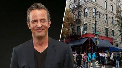 Matthew Perry Fans Honor ‘Friends’ Star With Tribute Outside Chandler Bing’s Apartment - deadline.com - city Greenwich