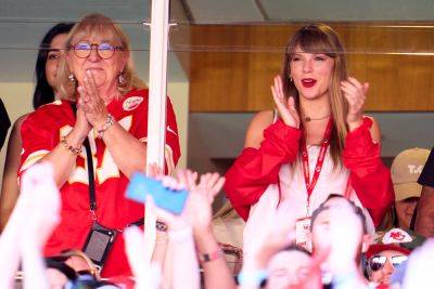 Travis Kelce’s Mom Donna Gives Taylor Swift Her Stamp Of Approval On Instagram: ‘Biggest Fans’ - etcanada.com - New York - Chicago - Philadelphia, county Eagle - county Eagle - Kansas City
